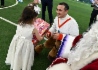 Работник компании в роли сказочного героя дарит подарок