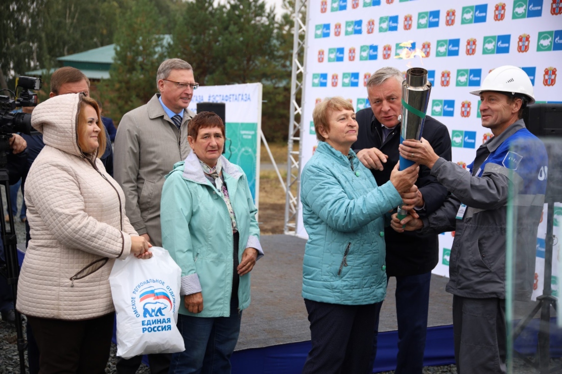 Сергей Густов и жители поселка Лузино, Омская область