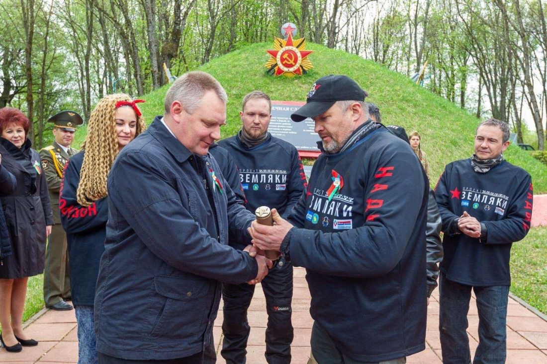 Момент передачи капсулы с землей из Надымского района (место, где провёл детские годы Герой Советского Союза Анатолий Зверев) в г. п. Бешенковичи