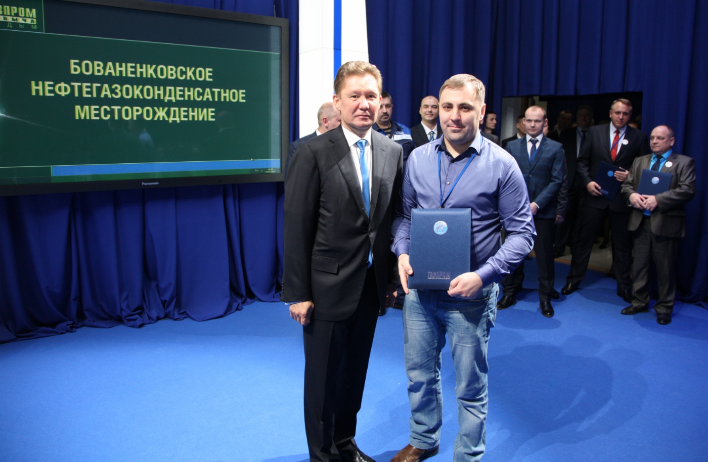 В рамках торжественных мероприятий Алексей Миллер объявил благодарность ПАО «Газпром» машинисту технологических компрессоров Ямальского газопромыслового управления ООО «Газпром добыча Надым» Павлу Остроушко