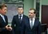 Председатель Правительства РФ Дмитрий Медведев (справа) провел в «Газпром межрегионгазе» совещание по налогообложению нефтегазовой отрасли