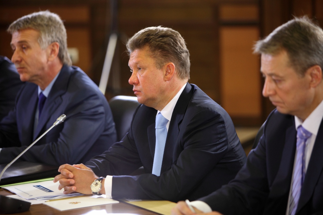 Алексей Миллер (в центре) во время совещания по налогообложению нефтегазовой отрасли в «Газпром межрегионгазе» с участием Председателя Правительства РФ
