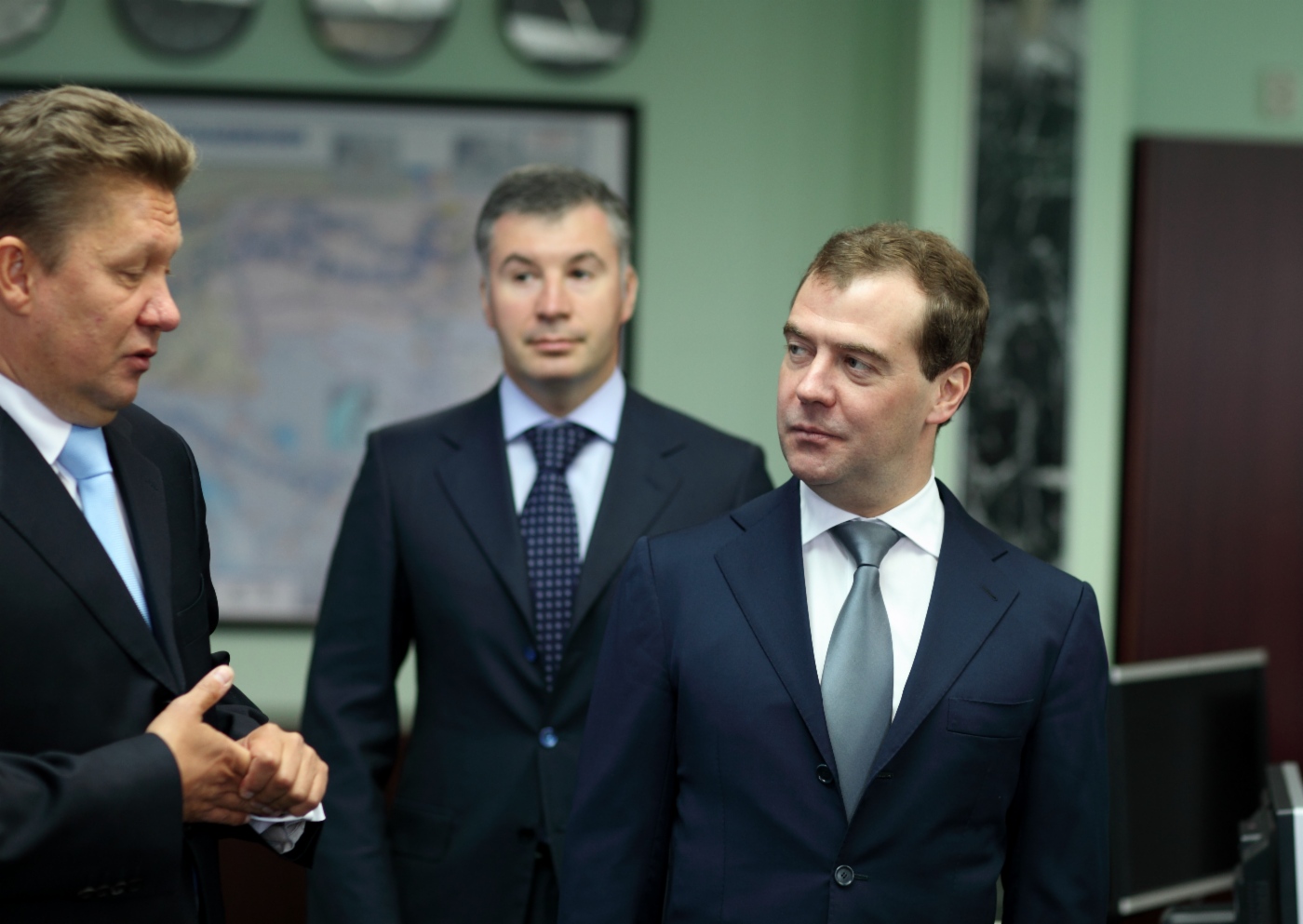 Председатель Правительства РФ Дмитрий Медведев (справа), Председатель Правления ОАО «Газпром» Алексей Миллер (слева) и член Правления, начальник Департамента маркетинга, переработки газа и жидких углеводородов ОАО «Газпром», генеральный директор ООО «Газпром межрегионгаз» Кирилл Селезнев (в центре)