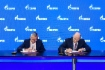 Заместитель генерального директора ПАО «Трубная металлургическая компания» Сергей Чикалов и Олег Аксютин во время подписания 