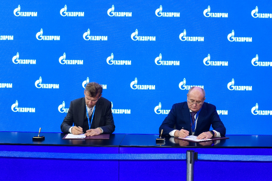 Главный исполнительный директор Linde Engineering Юрген Новики и Виталий Маркелов во время подписания