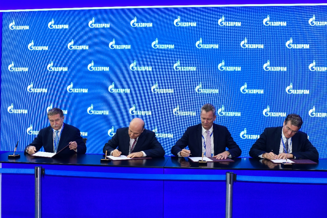 Сергей Хомяков, Олег Аксютин, председатель правления компании Uniper SE Клаус-Дитрих Маубах, и член Совета директоров компании Uniper SE Уве Фип во время подписания
