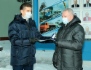 Заместитель генерального директора ООО «Газпром добыча Оренбург» Евгений Лобачев вручил знак «За безаварийную работу» первой степени водителю управления технологического транспорта и специальной техники Александру Вигонду