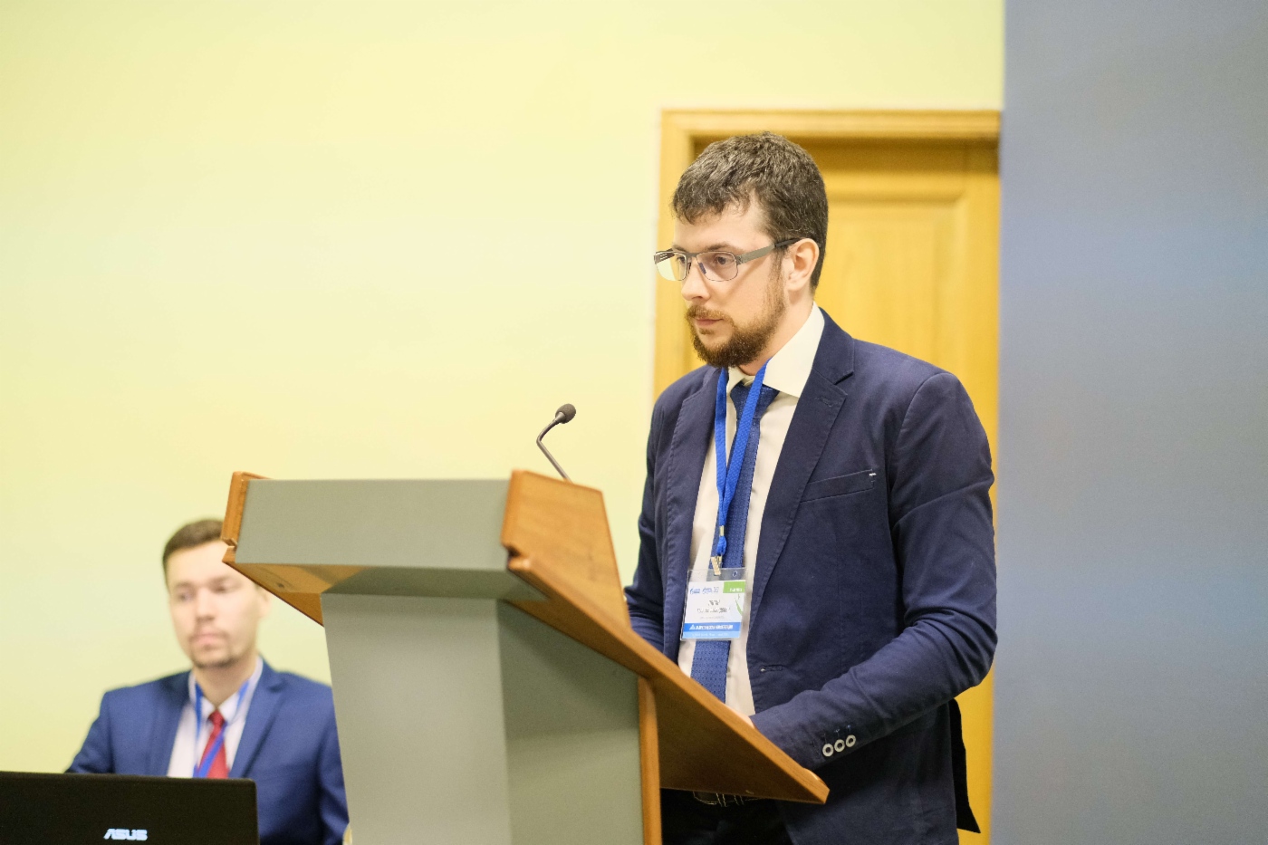 Георгий Ляпин, оператор по добыче нефти и газа Уренгойского газопромыслового управления ООО «Газпром добыча Уренгой», выступает со своим докладом в секции «Охрана труда, промышленная и пожарная безопасность на предприятиях ТЭК»