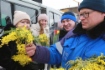 Вручение цветов жительницам деревни
