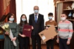 Почетную грамоту и подарок семье уральских газовиков вручил глава города Шадринска Виктор Ермишкин (в центре)