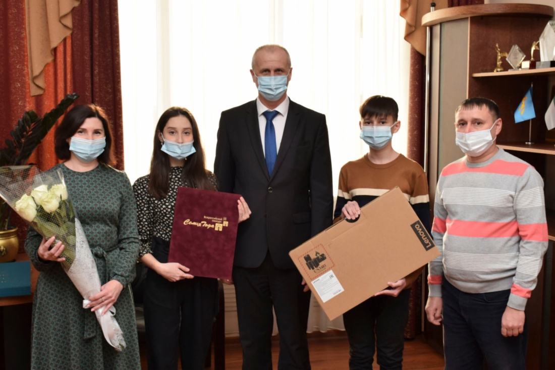 Почетную грамоту и подарок семье уральских газовиков вручил глава города Шадринска Виктор Ермишкин (в центре)