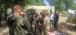 Председатель «Газпром трансгаз Ставрополь профсоюза» Геннадий Ожерельев (в центре) вручает памятные медали участникам поисковой экспедиции