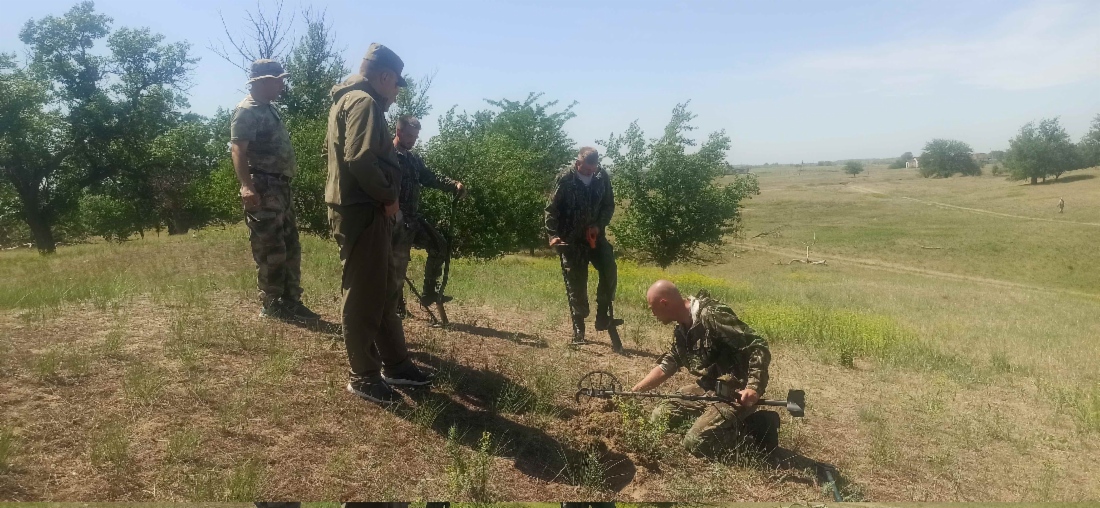 Поисковая экспедиция. Бойцы сводного отряда осматривают место раскопок