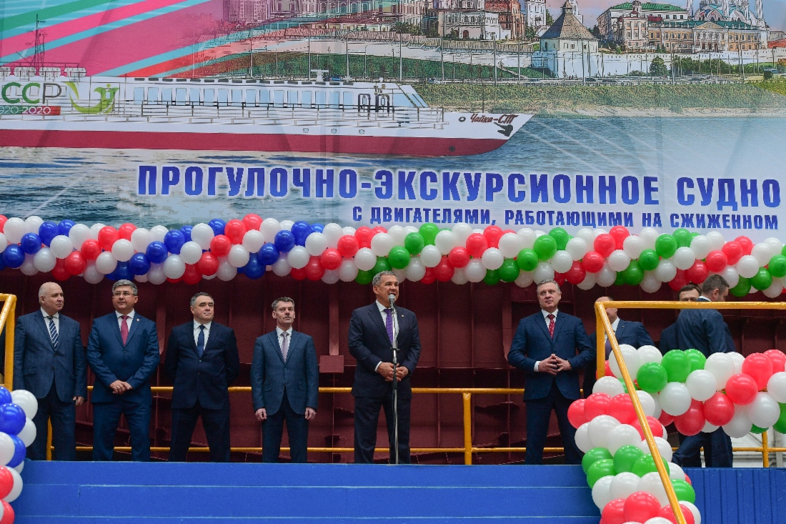 В г. Зеленодольске (Республика Татарстан), на верфи Зеленодольского завода им. А.М. Горького делегация «Газпрома» во главе с членом Правления, начальником Департамента Вячеславом Михаленко приняла участие в торжественной церемонии закладки первого в России пассажирского судна, которое будет работать на сжиженном природном газе — «Чайка-СПГ»