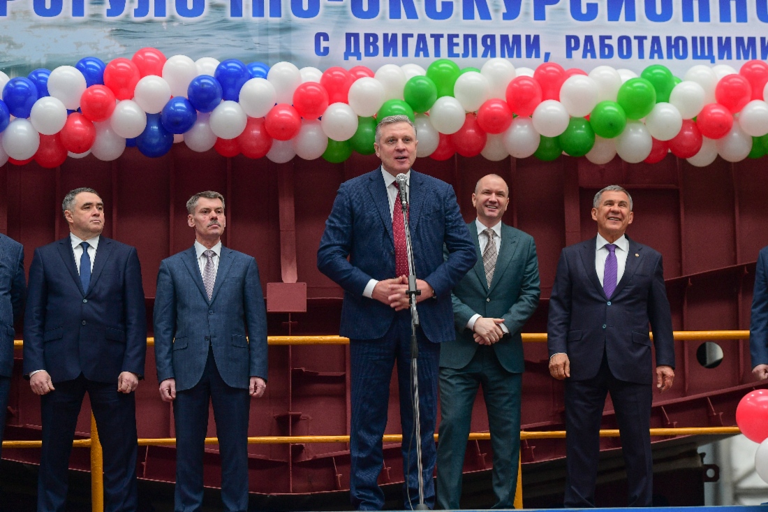 В г. Зеленодольске (Республика Татарстан), на верфи Зеленодольского завода им. А.М. Горького делегация «Газпрома» во главе с членом Правления, начальником Департамента Вячеславом Михаленко приняла участие в торжественной церемонии закладки первого в России пассажирского судна, которое будет работать на сжиженном природном газе — «Чайка-СПГ»