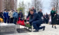 Вячеслав Бузин возлагает цветы к мемориалу