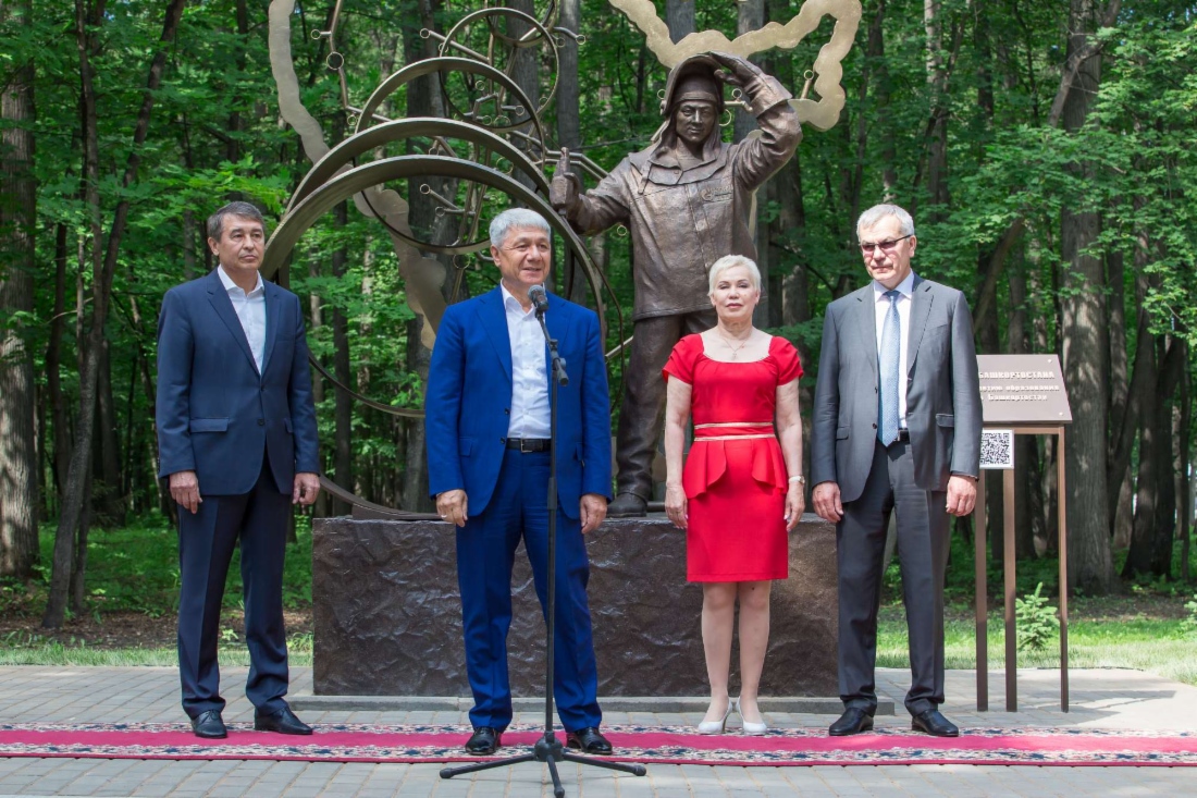 Почетные гости церемонии открытия памятника