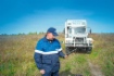 Инженер по охране окружающей среды Роман Духин проводит измерения уровня шума