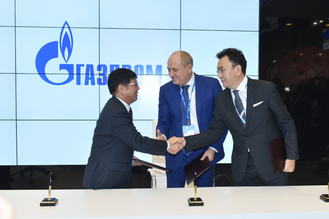 В рамках VII Петербургского международного газового форума Вице-президент PetroChina Хуан Вэйхэ (по доверенности от CNPC), Виталий Маркелов и Исполнительный вице-президент по транспортировке, переработке и маркетингу АО «Национальная компания „КазМунайГаз“» Данияр Берлибаев подписали Меморандум о взаимопонимании