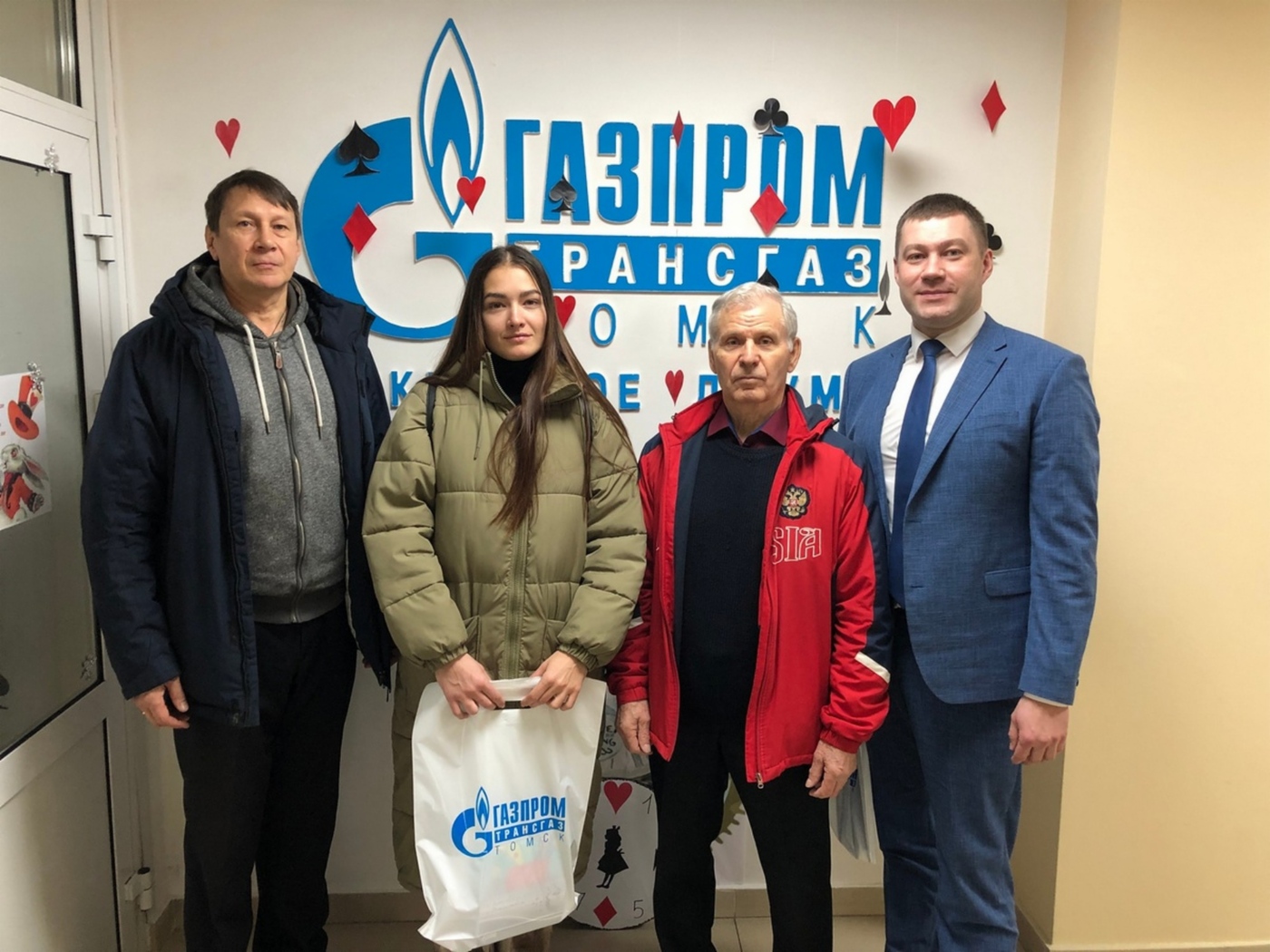 Директор Иркутского филиала Александр Пыкин поздравил Марию Архипову