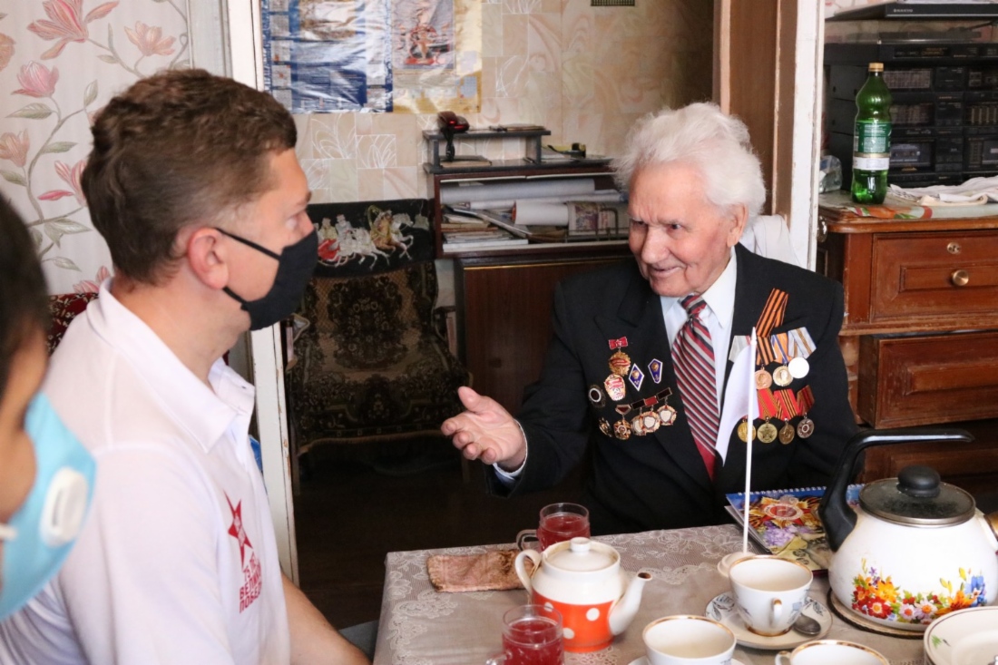 Участник боевых действий Великой Отечественной войны Александр Алексеевич Антонов делится воспоминаниями с председателем Объединенной первичной профсоюзной организации «Газпром добыча Астрахань профсоюз» Алексеем Васкецовым
