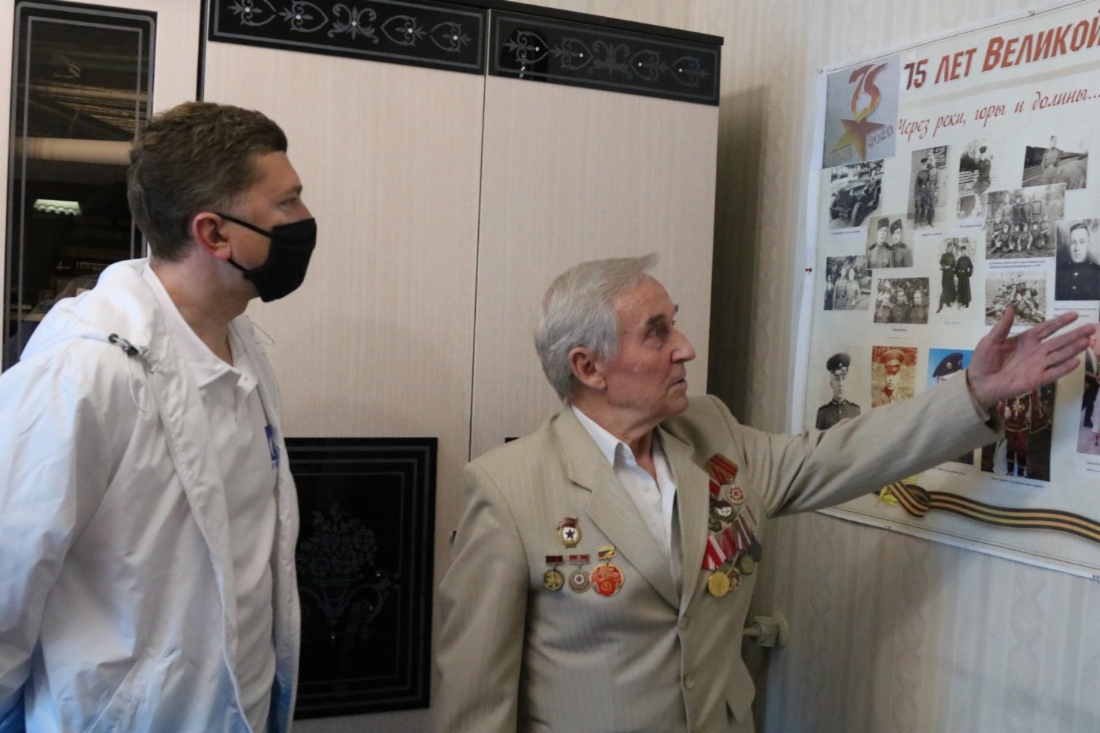 Ветеран труда Владимир Тимофеевич Бирюков выпустил к 75-летию Великой Победы домашнюю стенгазету
